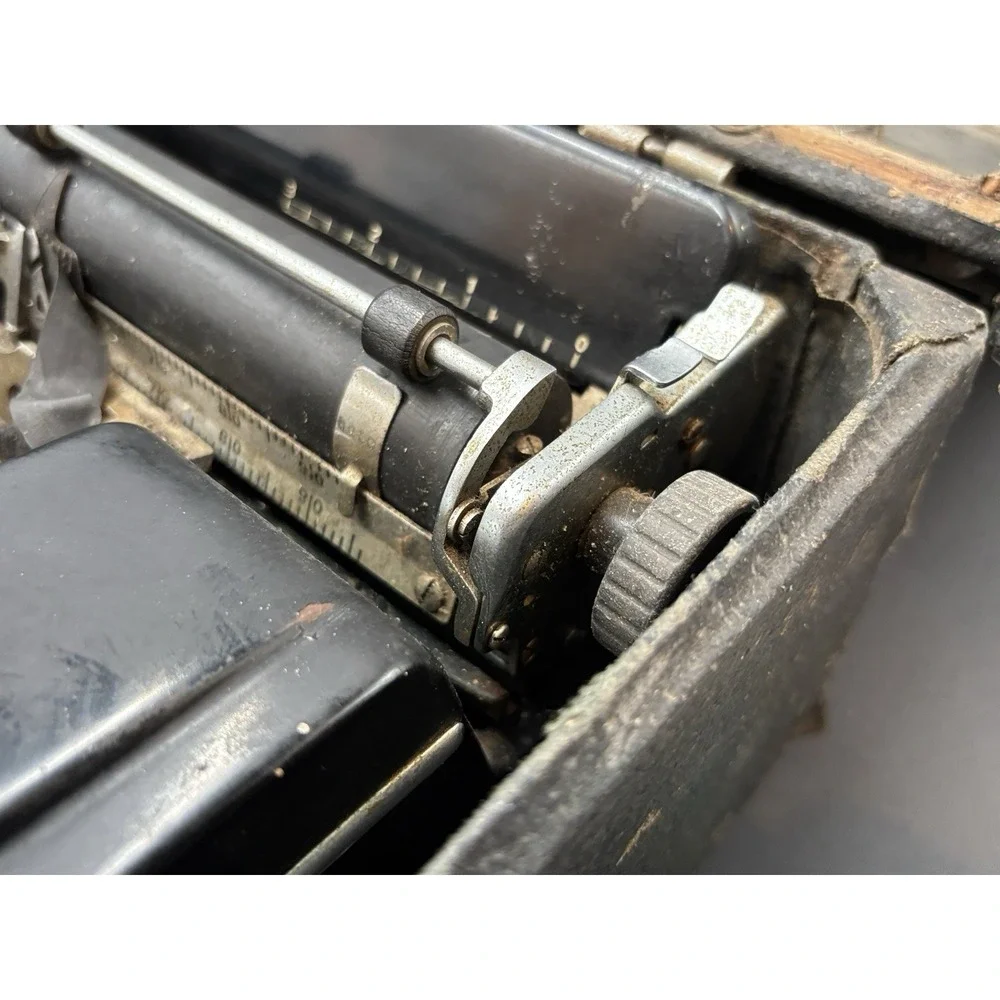 Antique Portable Underwood Manual Typewriter w/ Hard Carry Case